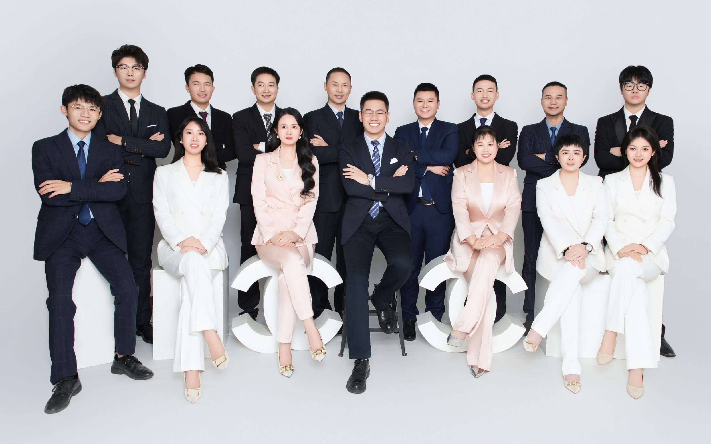 现代商务办公环境,简洁明亮的会议室布置,落地窗采光,专业咨询团队正在讨论方案,展现专业务实的企业形象