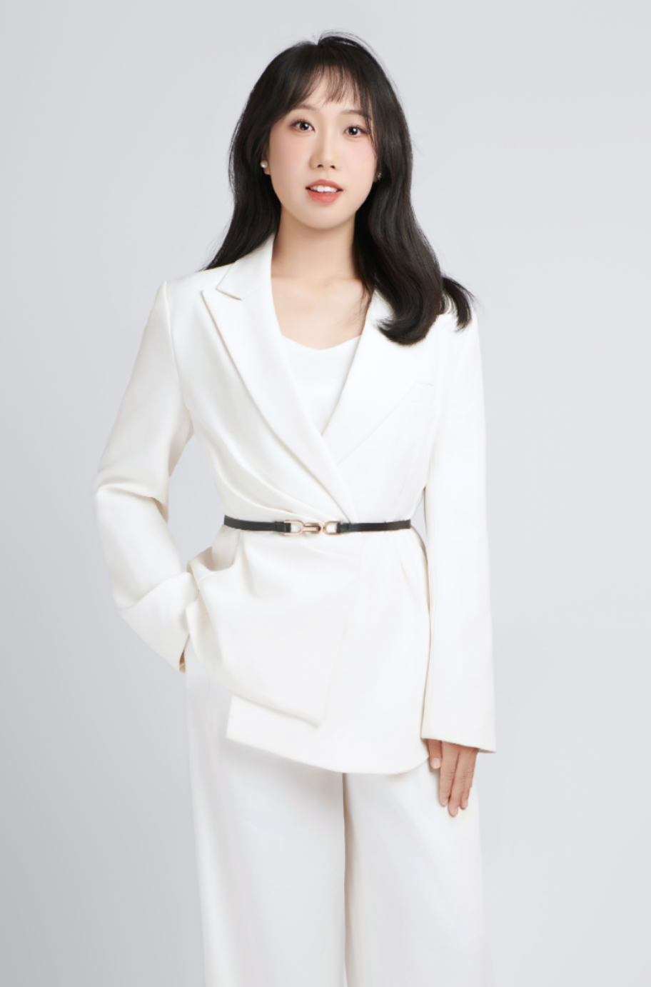三十岁左右中年女性头像,穿职业套装,黑色外套,白色衬衫,浅色背景,面带微笑,展现专业亲和力